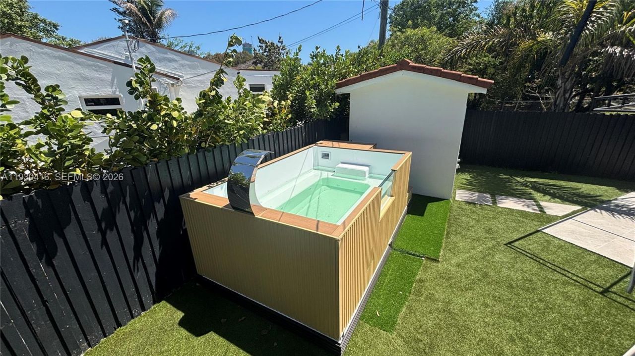 998 SW 11th St, Miami, FL 33129 Photo