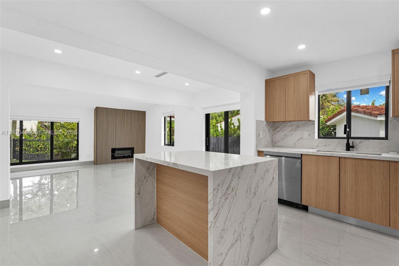 998 SW 11th St, Miami, FL 33129 Photo