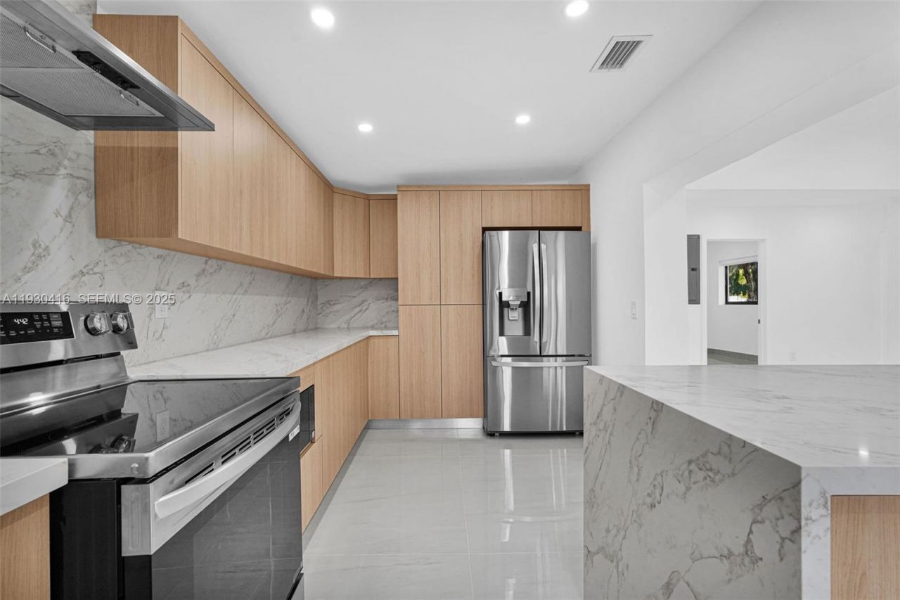 998 SW 11th St, Miami, FL 33129 Photo