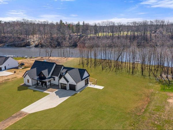 14275 Deer Path, Buchanan, MI 49107