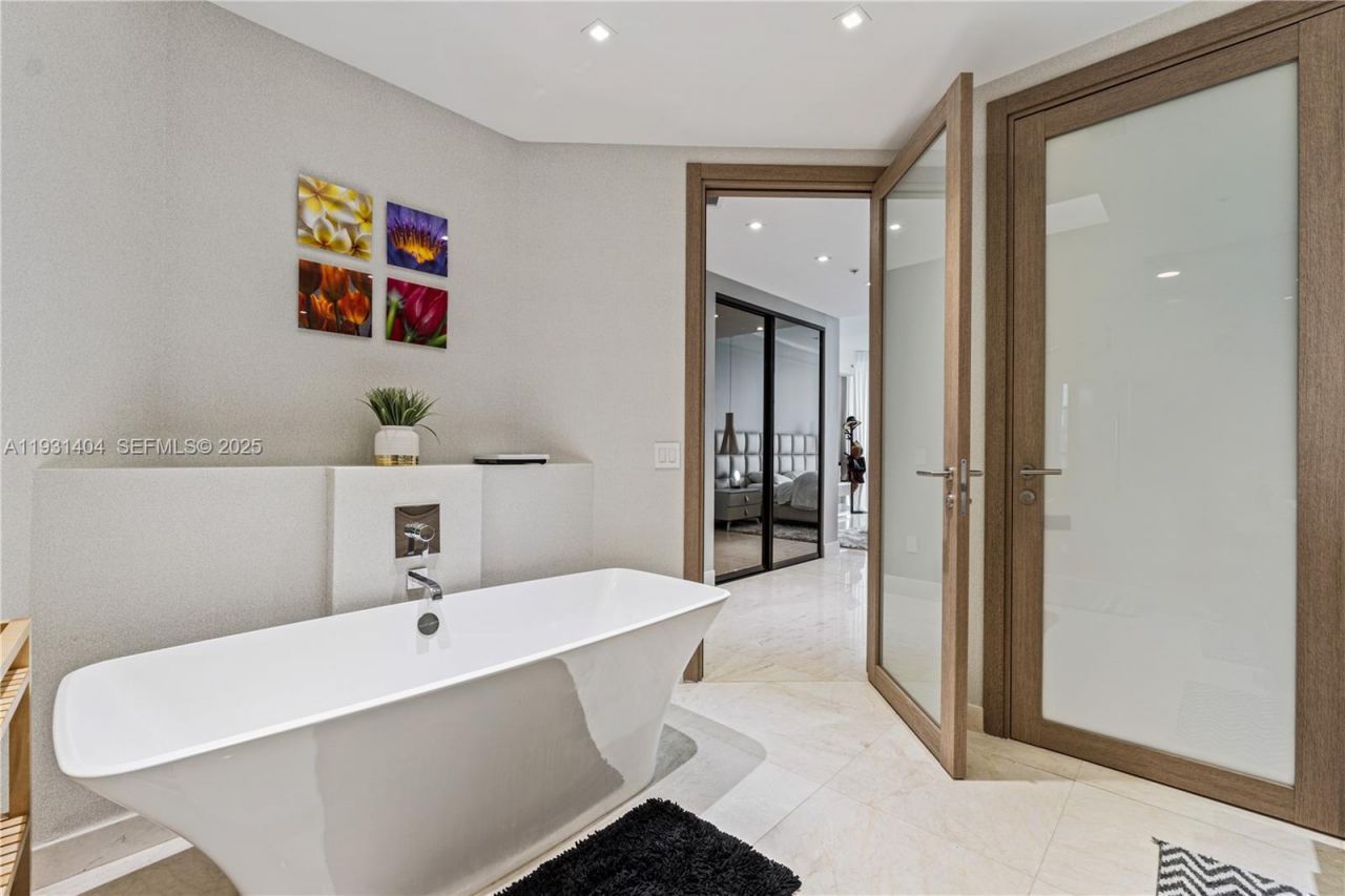 17301 Biscayne Blvd, Unit PH-5, North Miami Beach, FL 33160 Photo