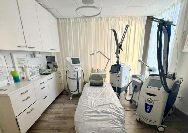 2500 E Hallandale Beach Blvd , Hallandale Beach, FL 33009 Photo