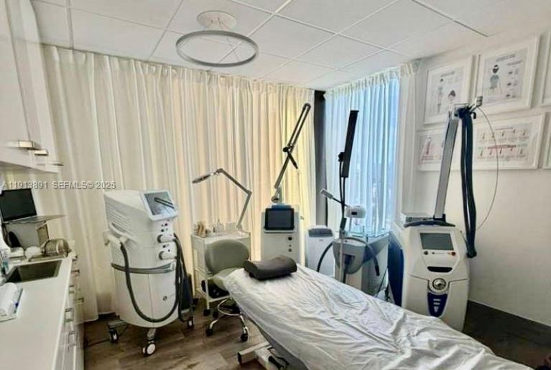 2500 E Hallandale Beach Blvd , Hallandale Beach, FL 33009 Photo