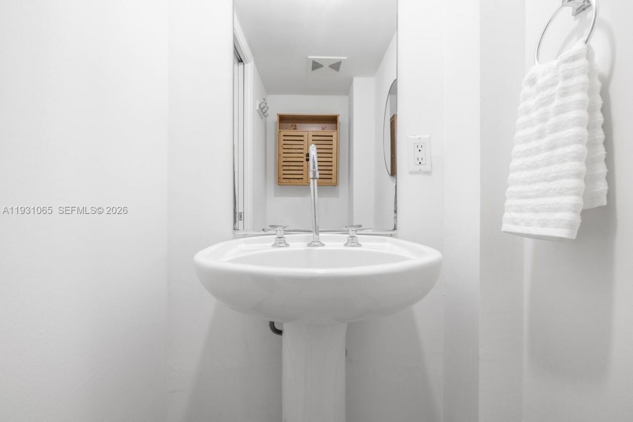 6917 Collins Ave, Unit 1008, Miami Beach, FL 33141 Photo