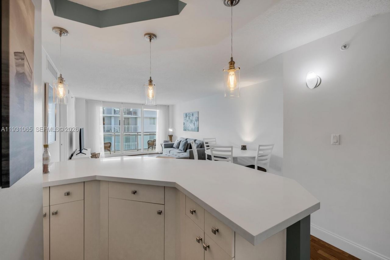 6917 Collins Ave, Unit 1008, Miami Beach, FL 33141 Photo