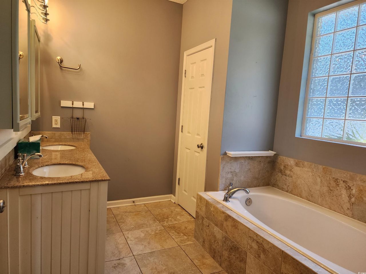 2360 Clandon Dr. Photo 18