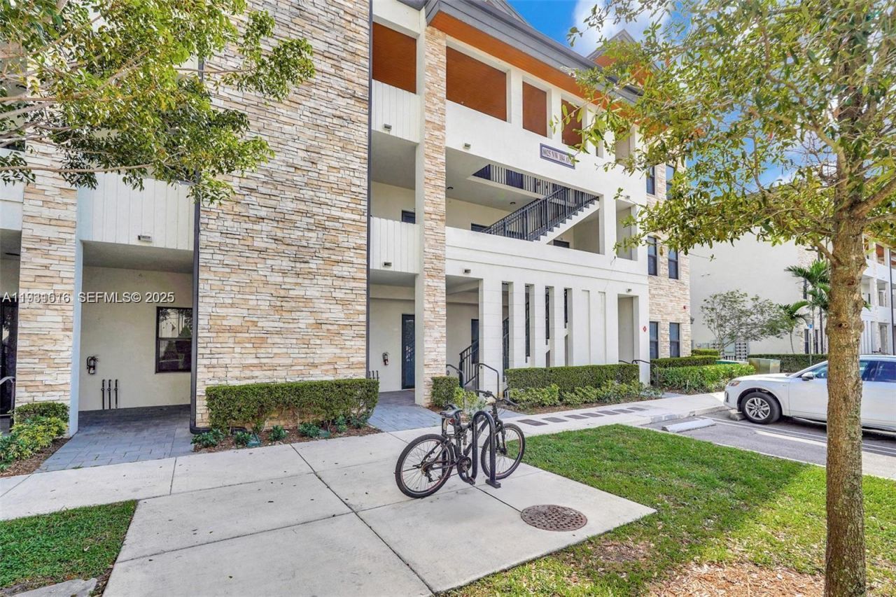 8025 NW 104th Ave, Unit 23, Doral, FL 33178 Photo