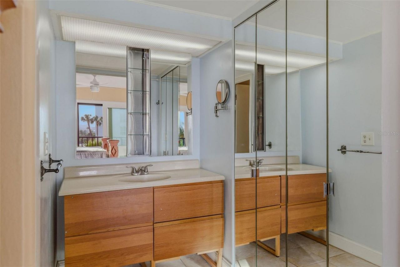 51 Island Way, Unit 311, Clearwater Beach, FL 33767 Photo