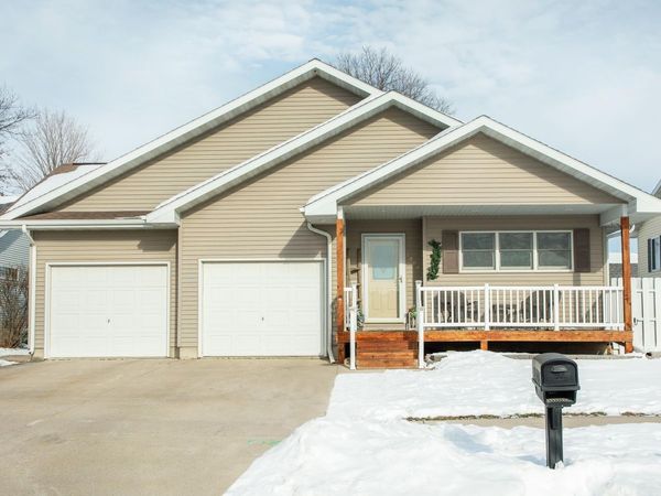 1406 Leitha Terrace, Waverly, IA 50677