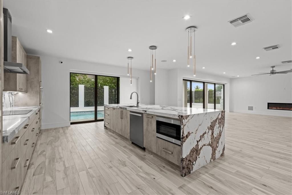 3800 Crayton Rd, Naples, FL 34103 Photo