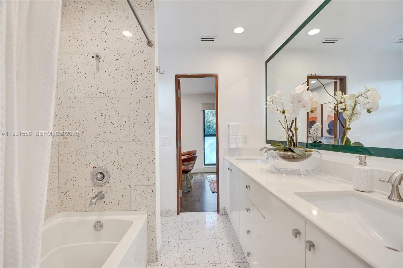 21440 Highland Lakes Blvd, Miami, FL 33179 Photo