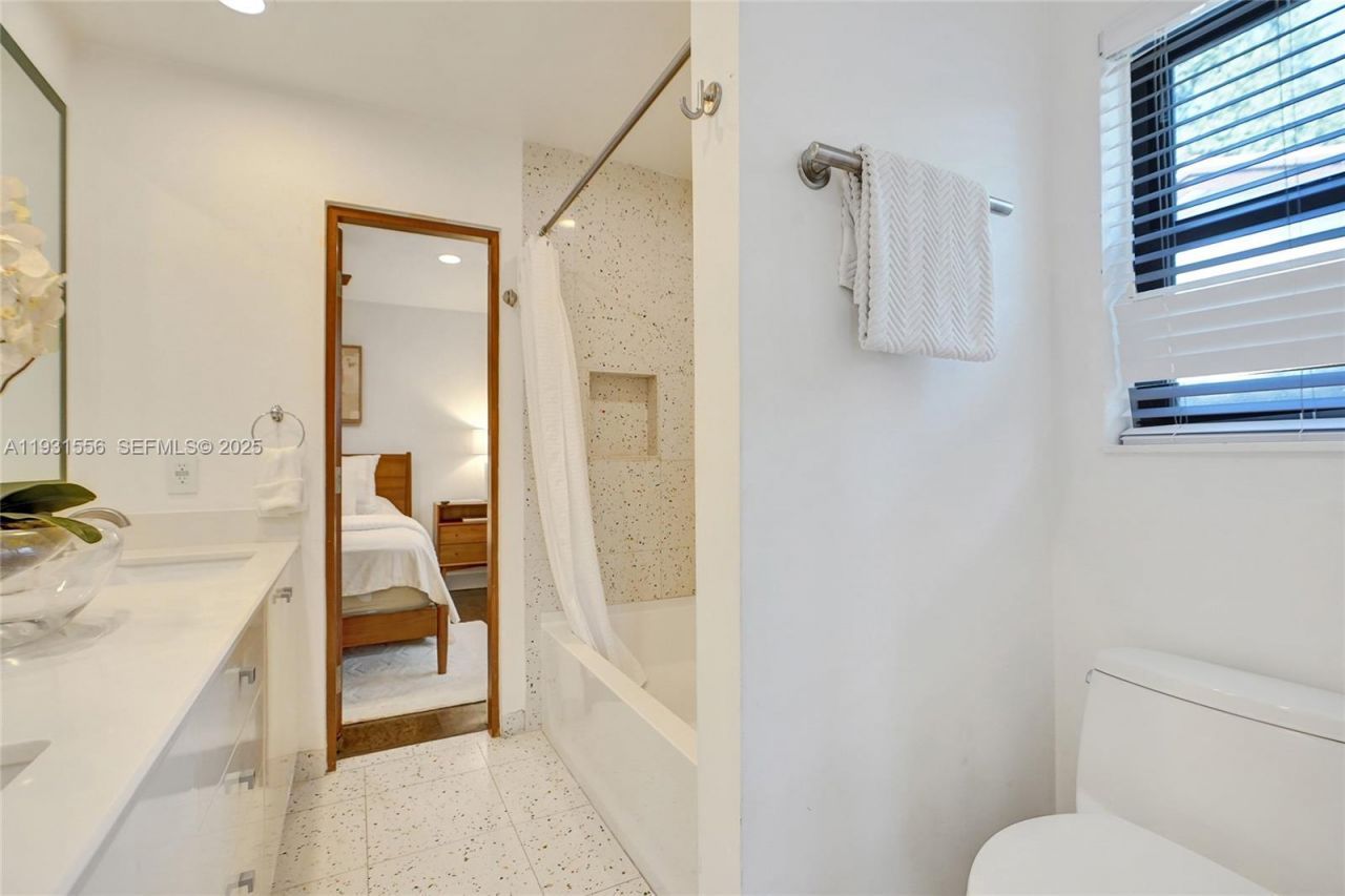 21440 Highland Lakes Blvd, Miami, FL 33179 Photo