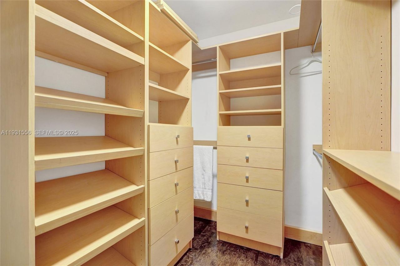 21440 Highland Lakes Blvd, Miami, FL 33179 Photo