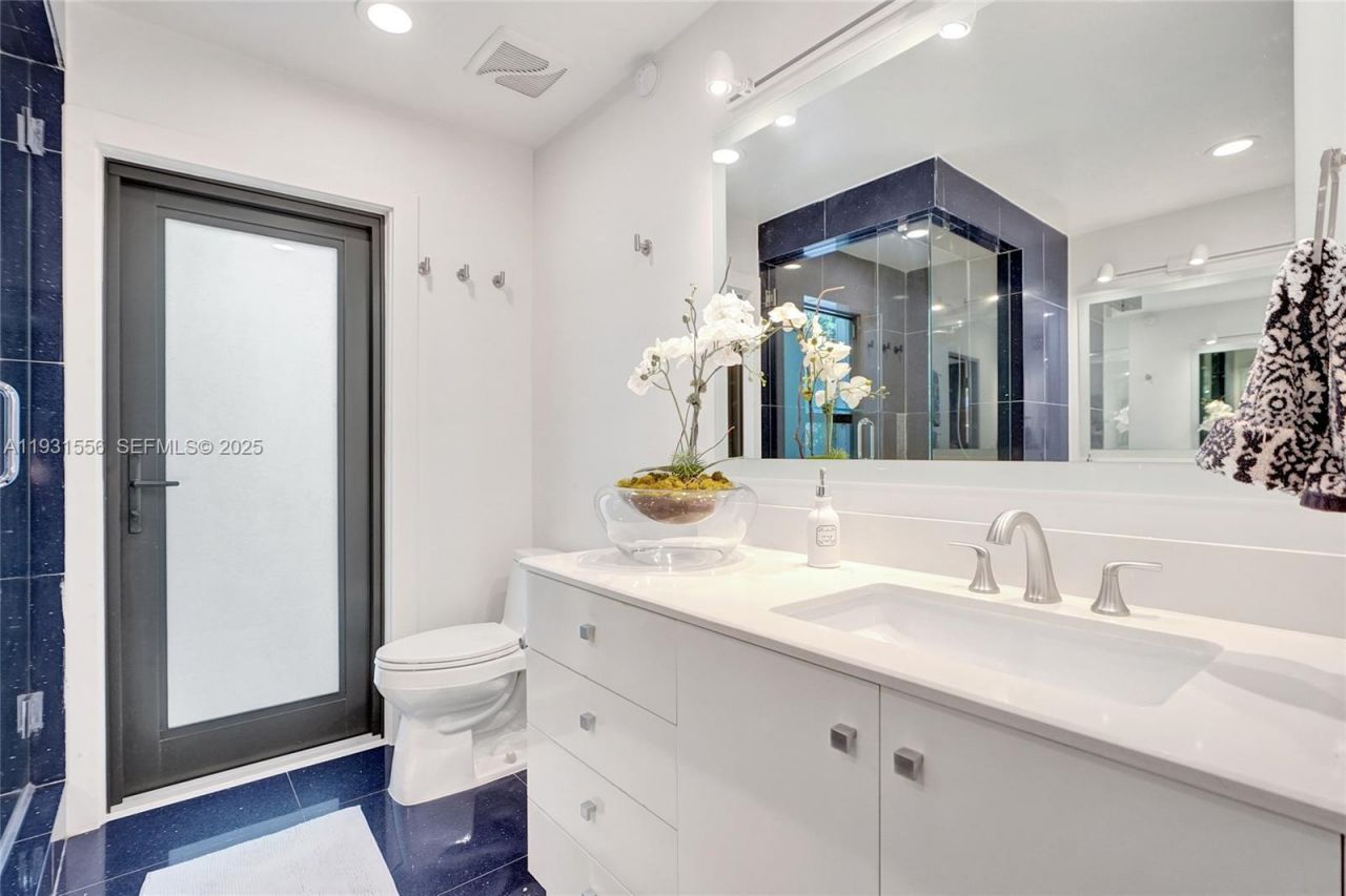 21440 Highland Lakes Blvd, Miami, FL 33179 Photo