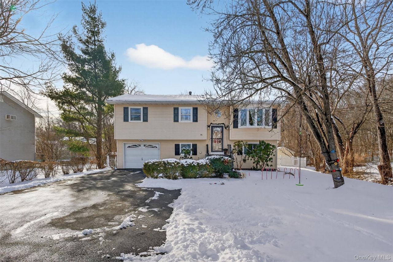 95 Sutton Park Road, Poughkeepsie, NY 12603 Main Photo