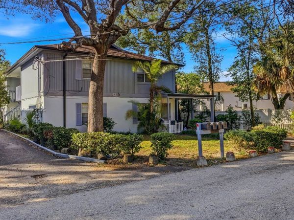 9208 N Connechusett Rd , Tampa, FL 33617