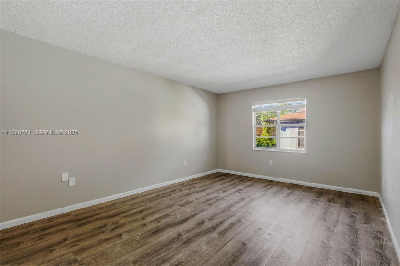 9208 N Connechusett Rd , Tampa, FL 33617 Photo