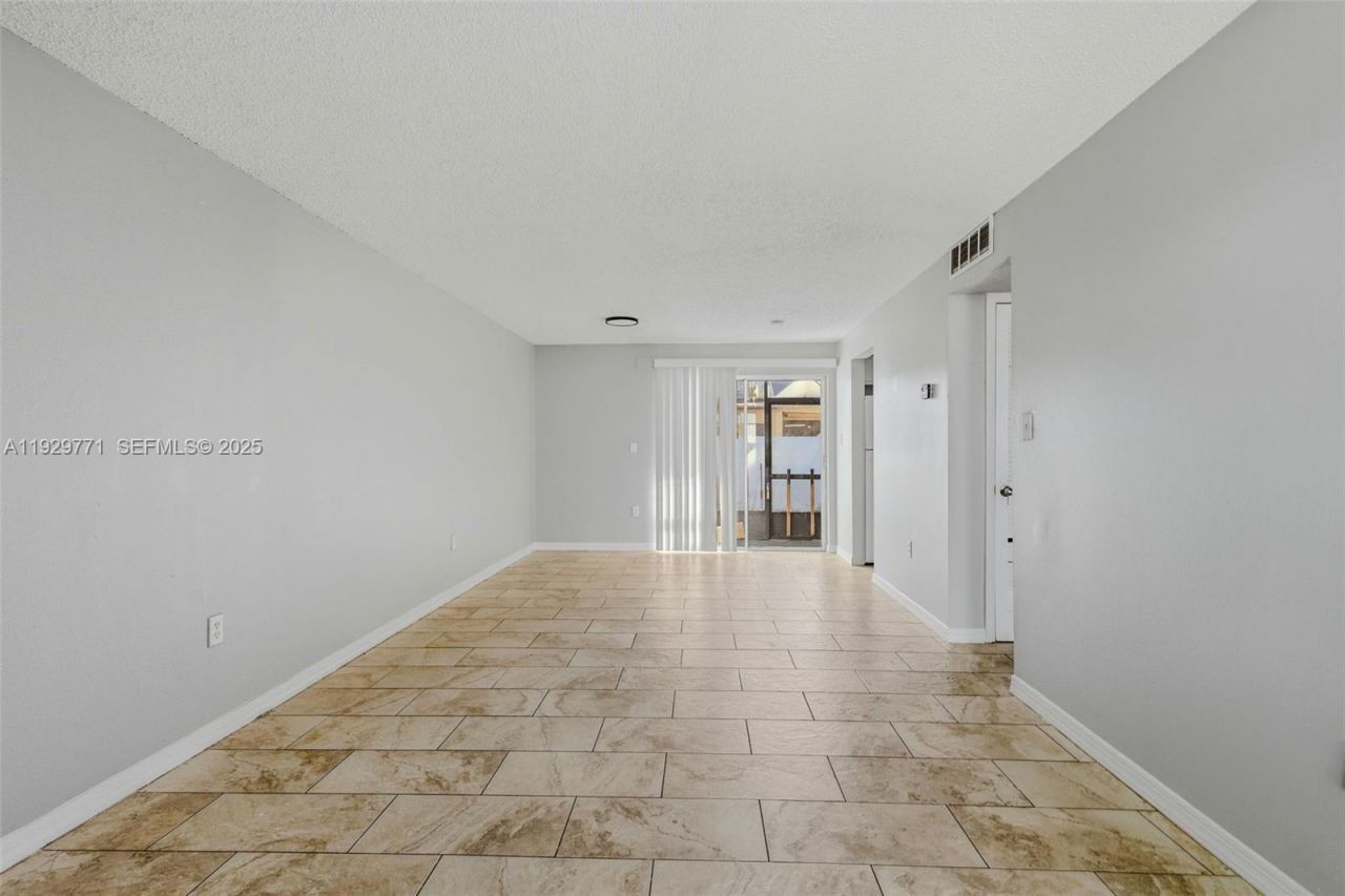 9208 N Connechusett Rd , Tampa, FL 33617 Photo