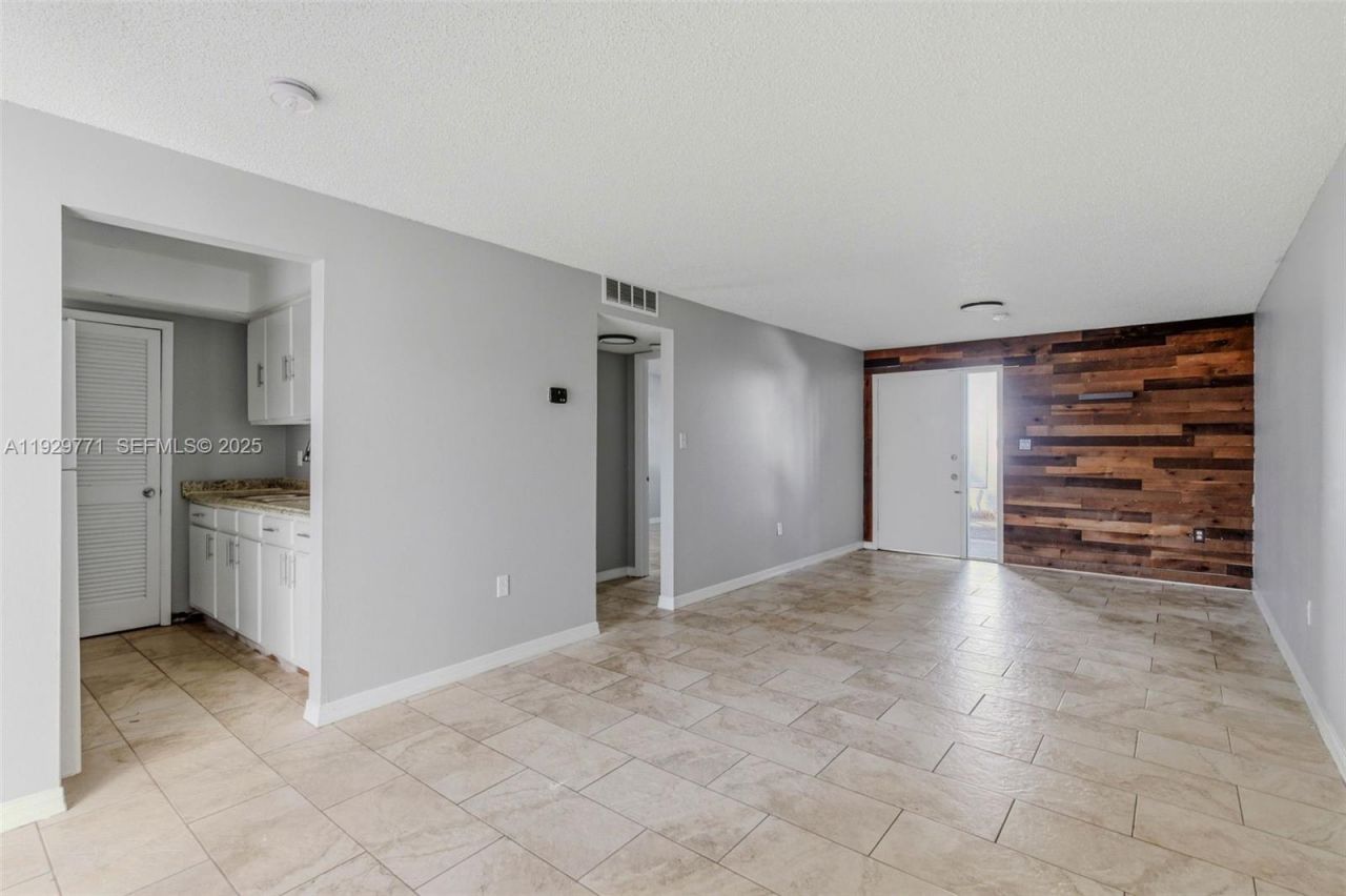 9208 N Connechusett Rd , Tampa, FL 33617 Photo