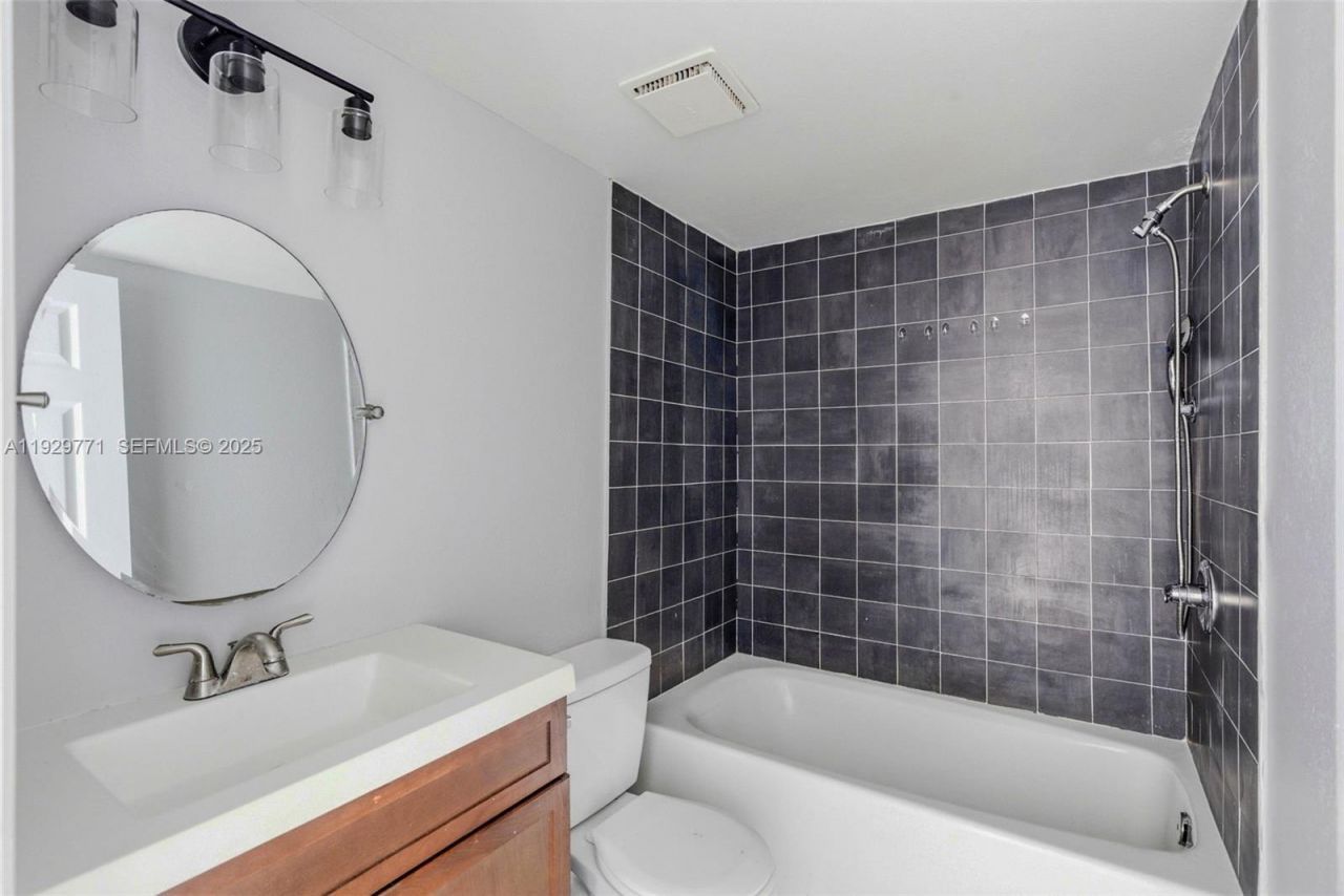 9208 N Connechusett Rd , Tampa, FL 33617 Photo