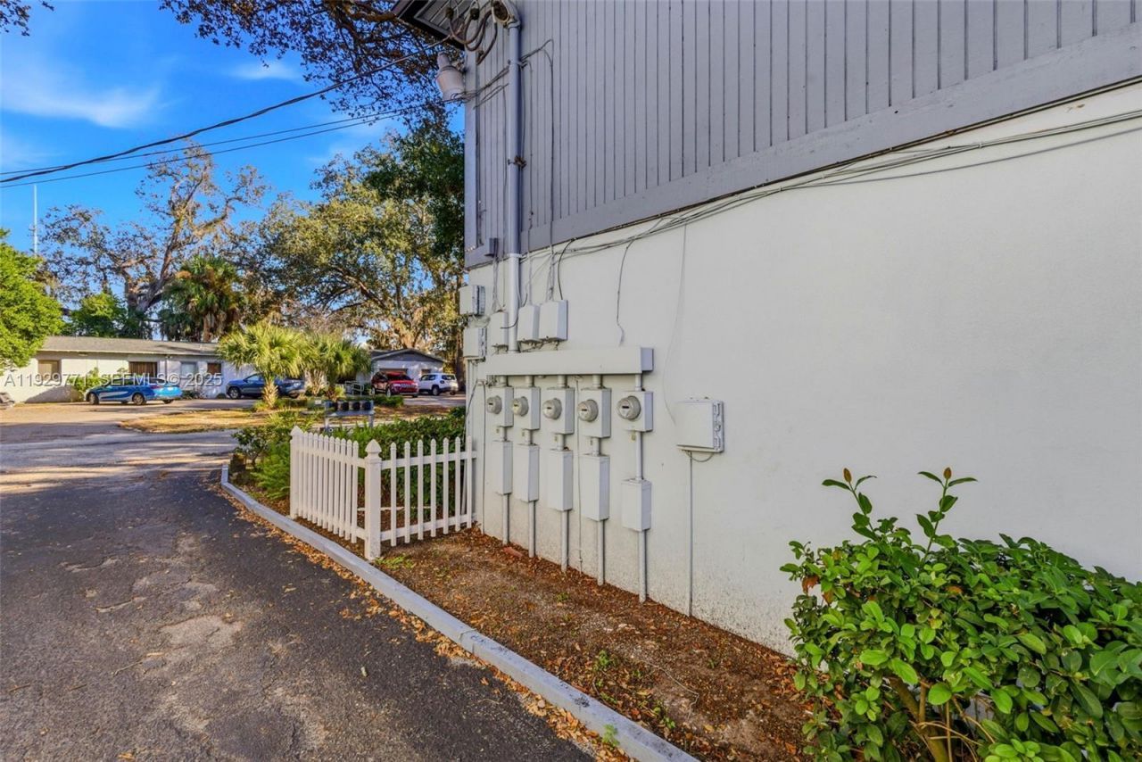 9208 N Connechusett Rd , Tampa, FL 33617 Photo