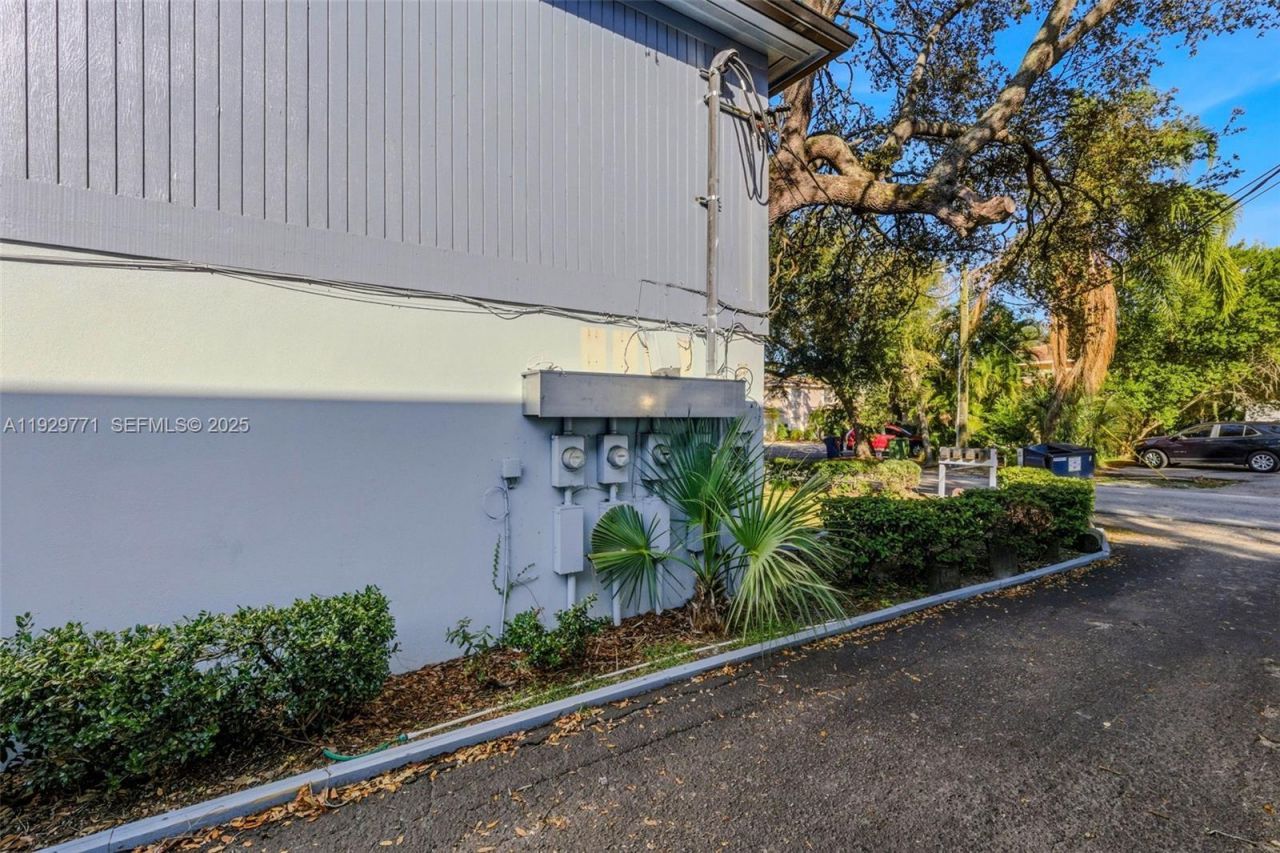 9208 N Connechusett Rd , Tampa, FL 33617 Photo