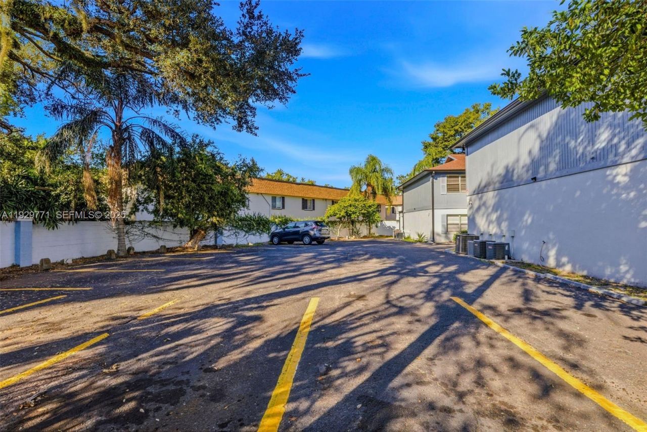 9208 N Connechusett Rd , Tampa, FL 33617 Photo