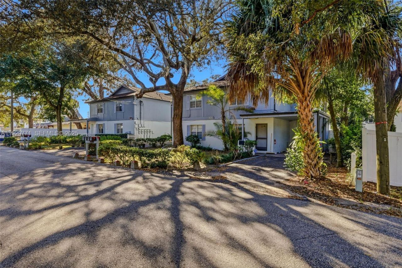 9208 N Connechusett Rd , Tampa, FL 33617 Photo