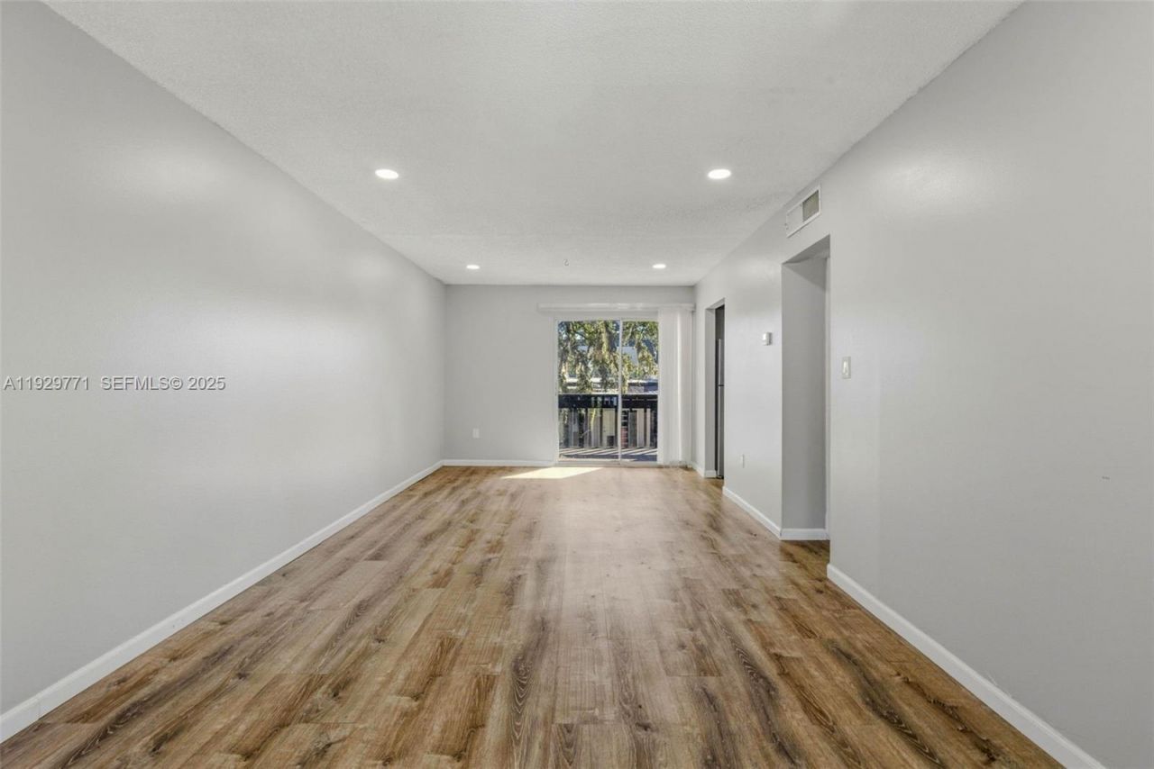 9208 N Connechusett Rd , Tampa, FL 33617 Photo