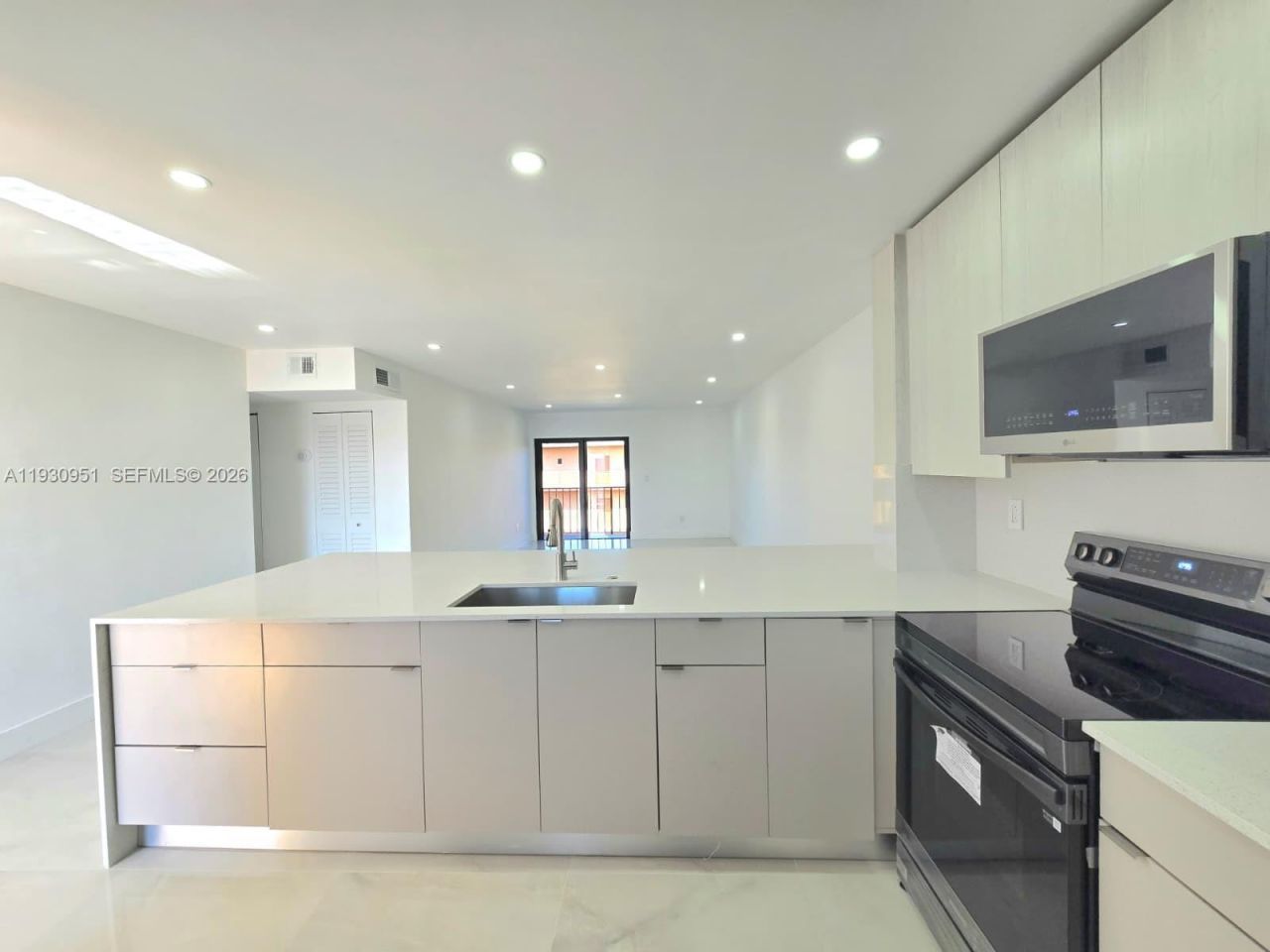 1800 W 54th St, Unit 409, Hialeah, FL 33012 Photo