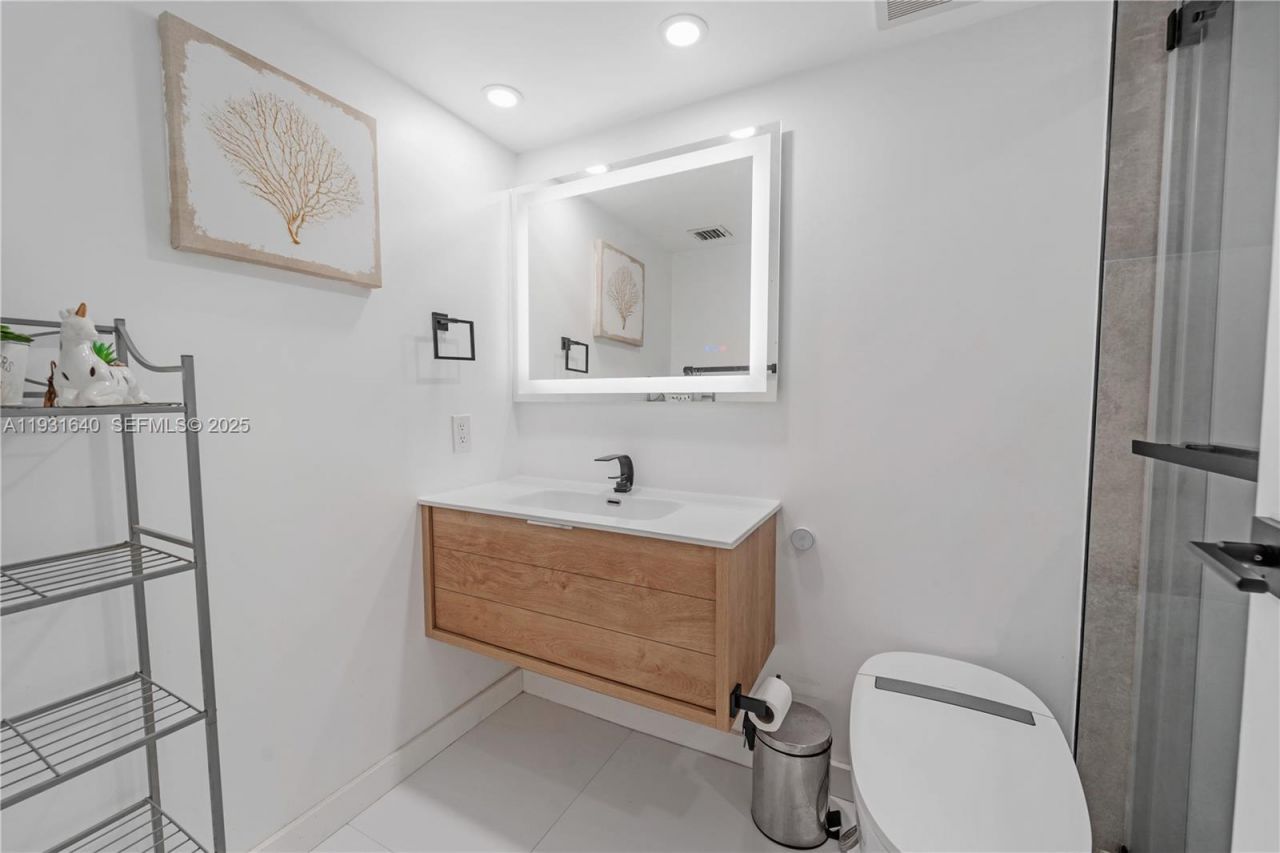 7601 E Treasure Dr , Unit 819, North Bay Village, FL 33141 Photo