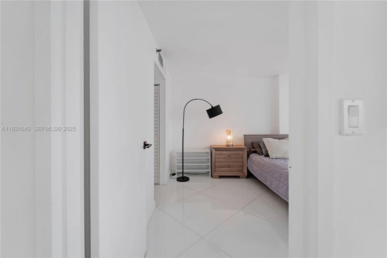 7601 E Treasure Dr , Unit 819, North Bay Village, FL 33141 Photo