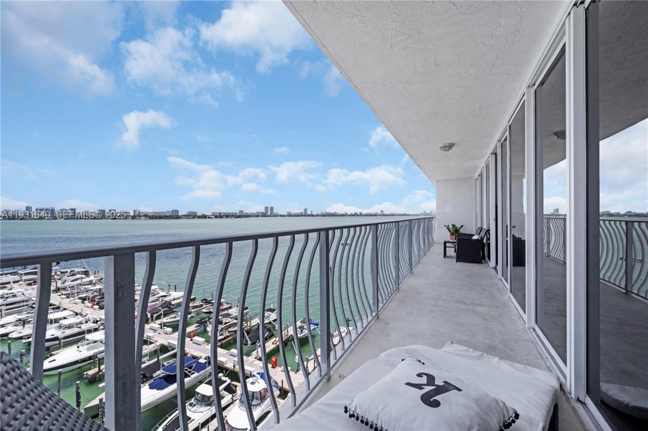 7601 E Treasure Dr , Unit 819, North Bay Village, FL 33141 Photo