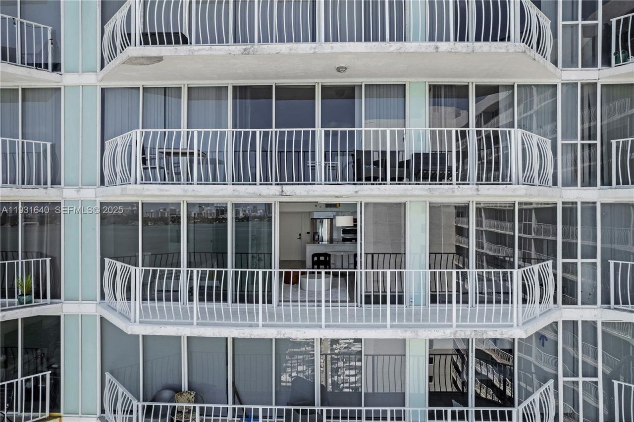 7601 E Treasure Dr , Unit 819, North Bay Village, FL 33141 Photo