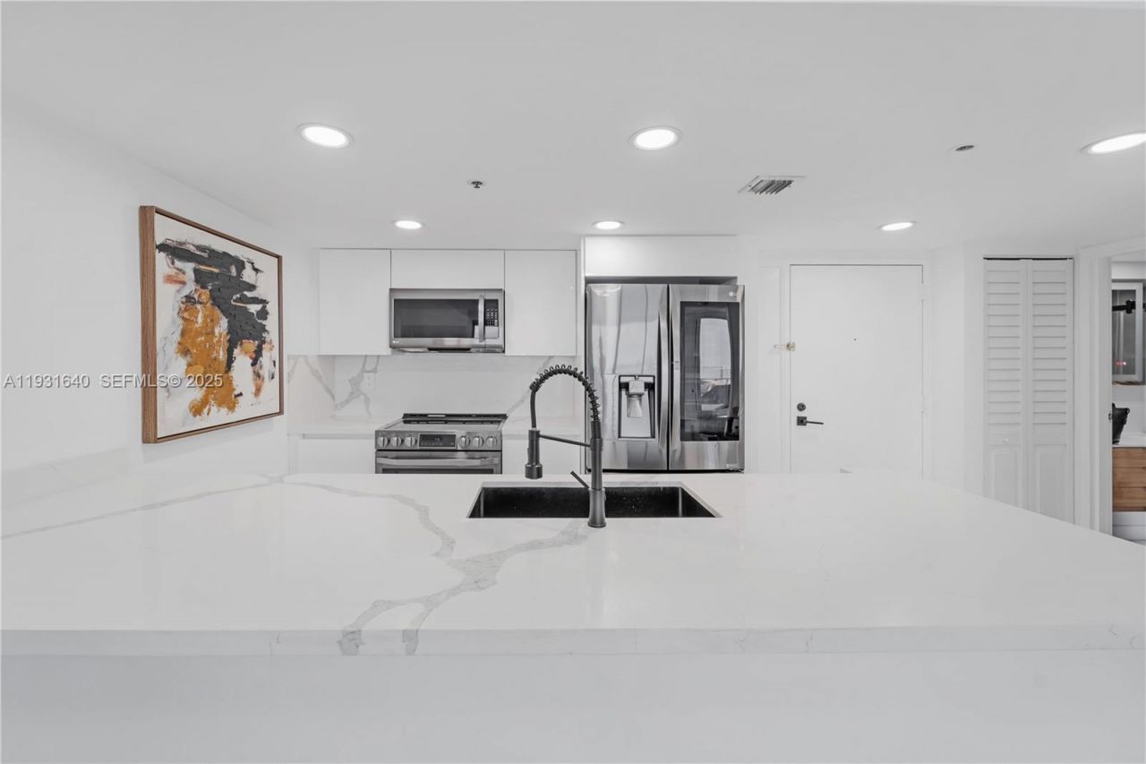 7601 E Treasure Dr , Unit 819, North Bay Village, FL 33141 Photo