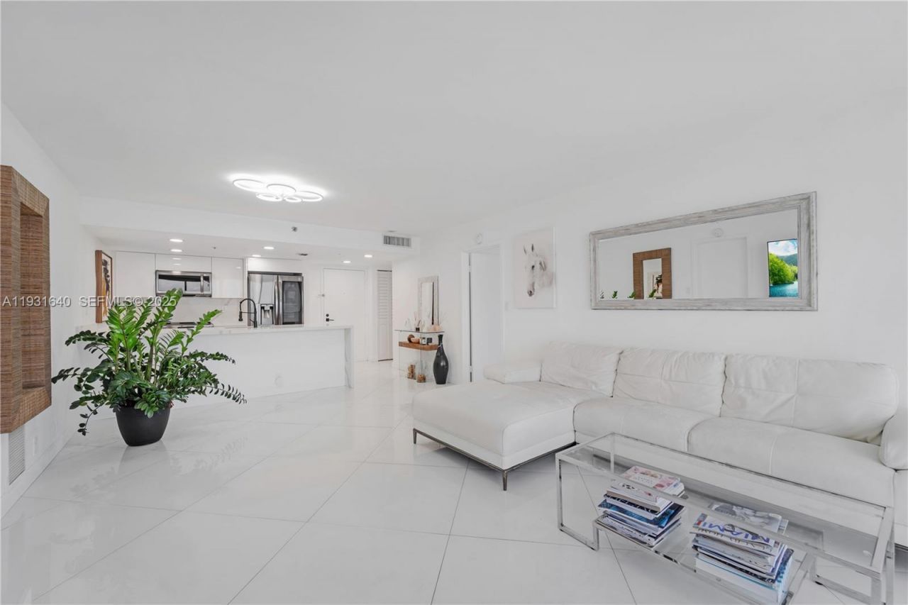 7601 E Treasure Dr , Unit 819, North Bay Village, FL 33141 Photo