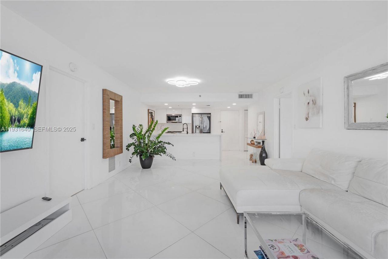 7601 E Treasure Dr , Unit 819, North Bay Village, FL 33141 Photo