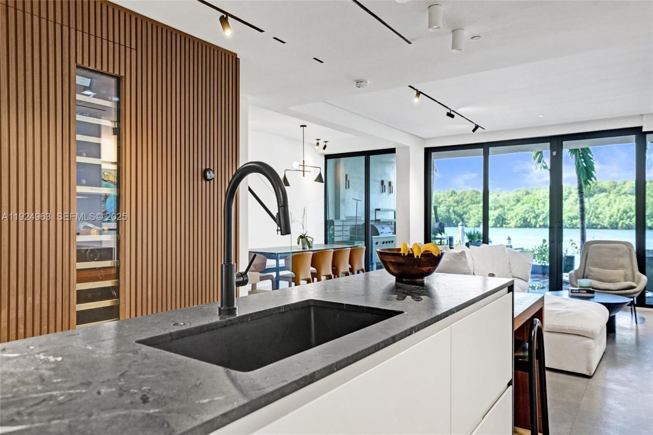 449 Poinciana Island Dr, Unit 1512, Sunny Isles Beach, FL 33160 Photo