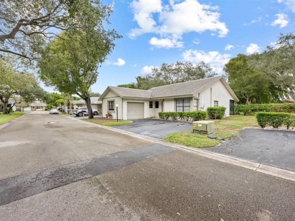 425 Shadow Wood Ln, Coral Springs, FL 33071