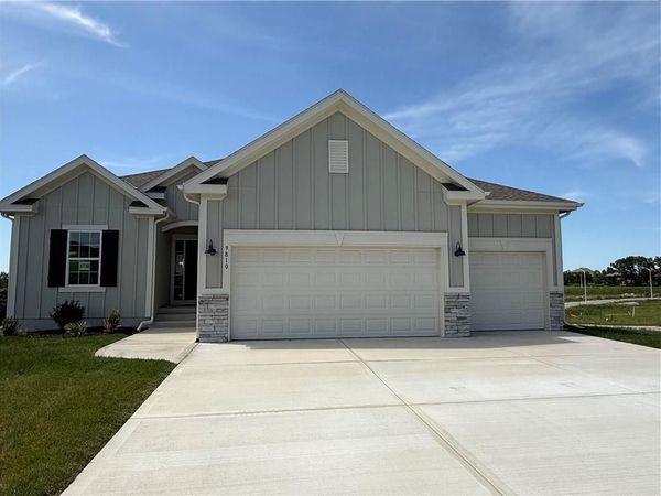 9810 N Laurel Avenue, Kansas City, MO 64157