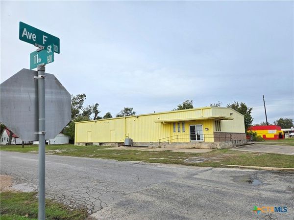 1616 Avenue F, Bay City, TX 77414