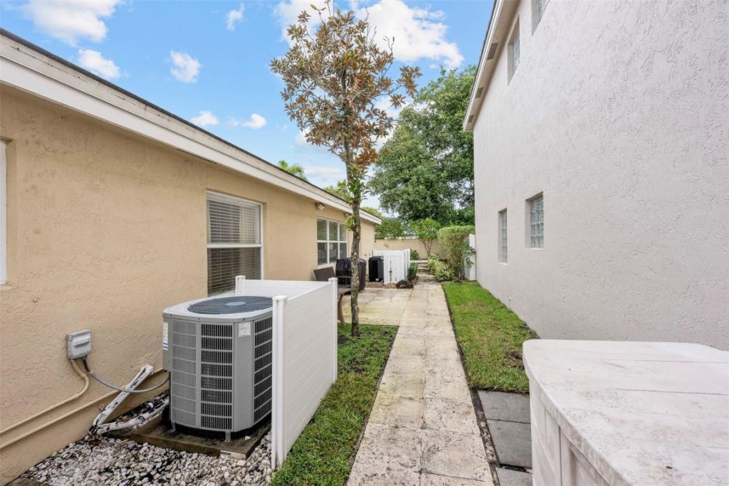 2850 E Sable Cir, Margate, FL 33063 Photo