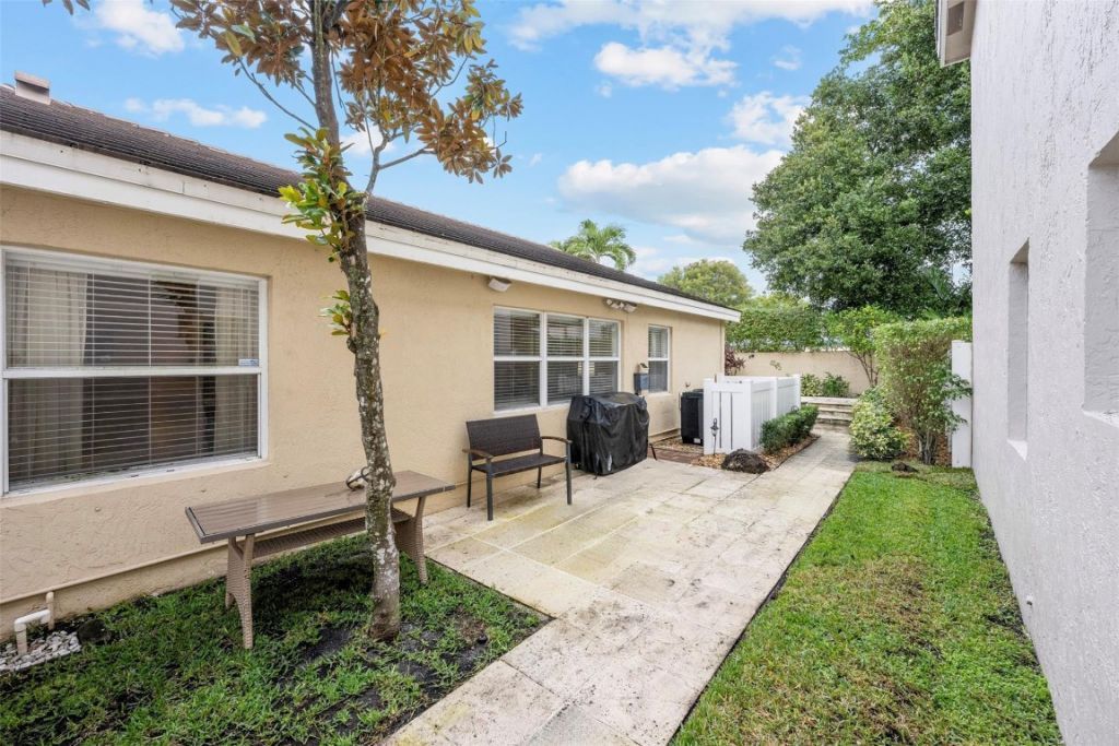 2850 E Sable Cir, Margate, FL 33063 Photo