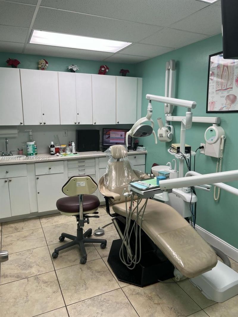 4750 NW 7 St, Miami, FL 33126 Photo