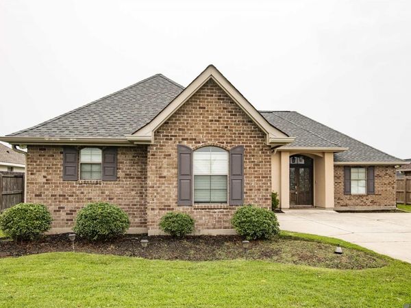 12 Summerlin Dr, Laplace, LA 70068