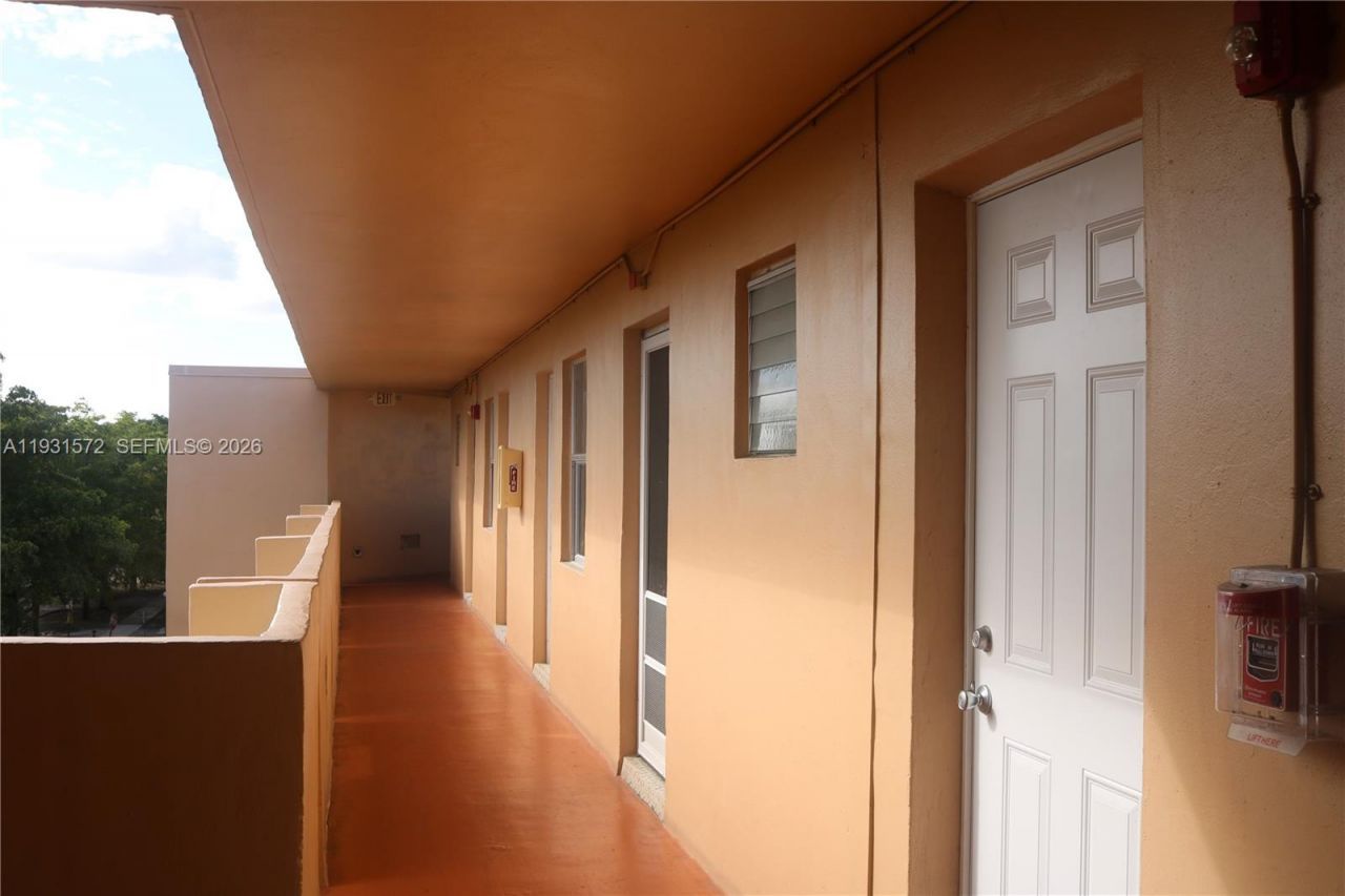 1301 NE 191st St, Unit F407, Miami, FL 33179 Photo