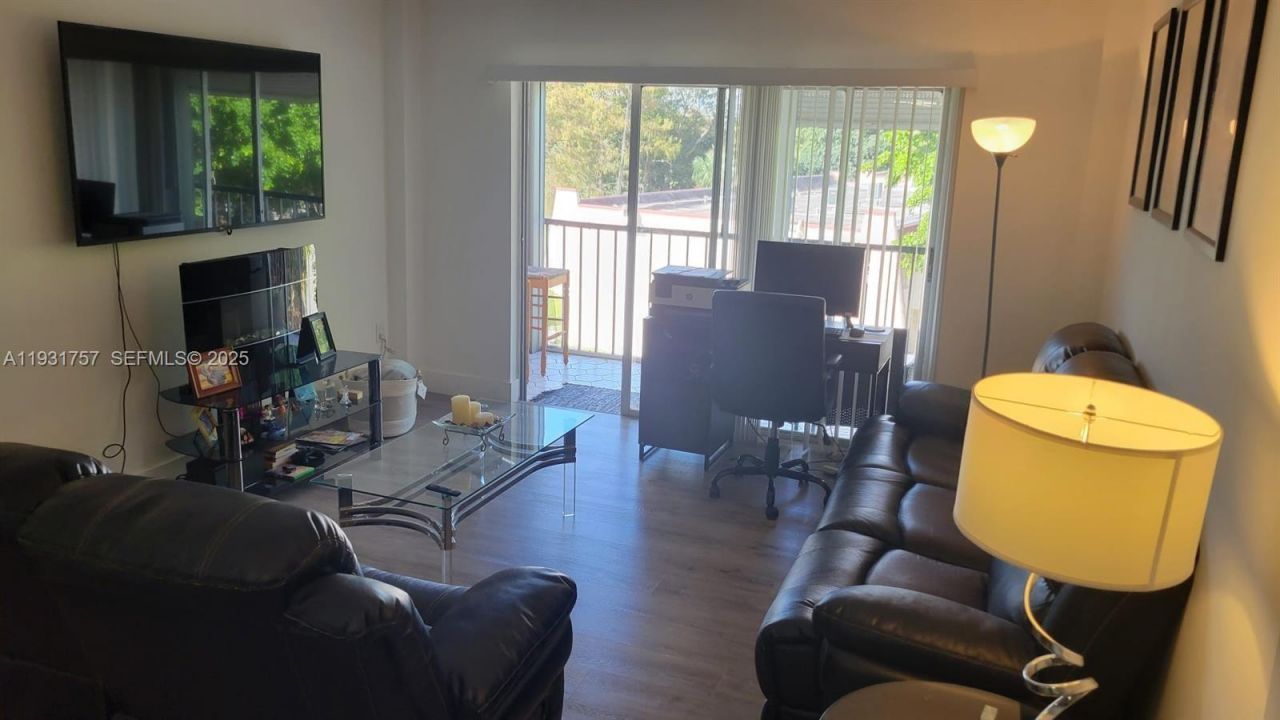 4158 Inverrary Dr, Unit 409, Lauderhill, FL 33319 Photo