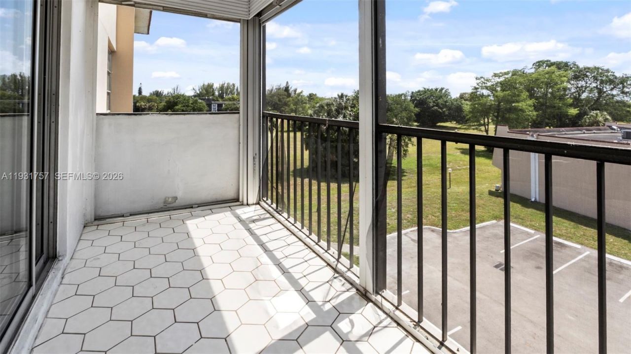 4158 Inverrary Dr, Unit 409, Lauderhill, FL 33319 Photo
