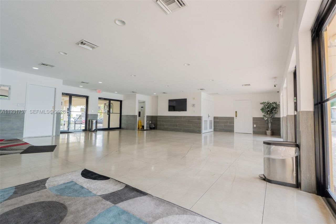 4158 Inverrary Dr, Unit 409, Lauderhill, FL 33319 Photo