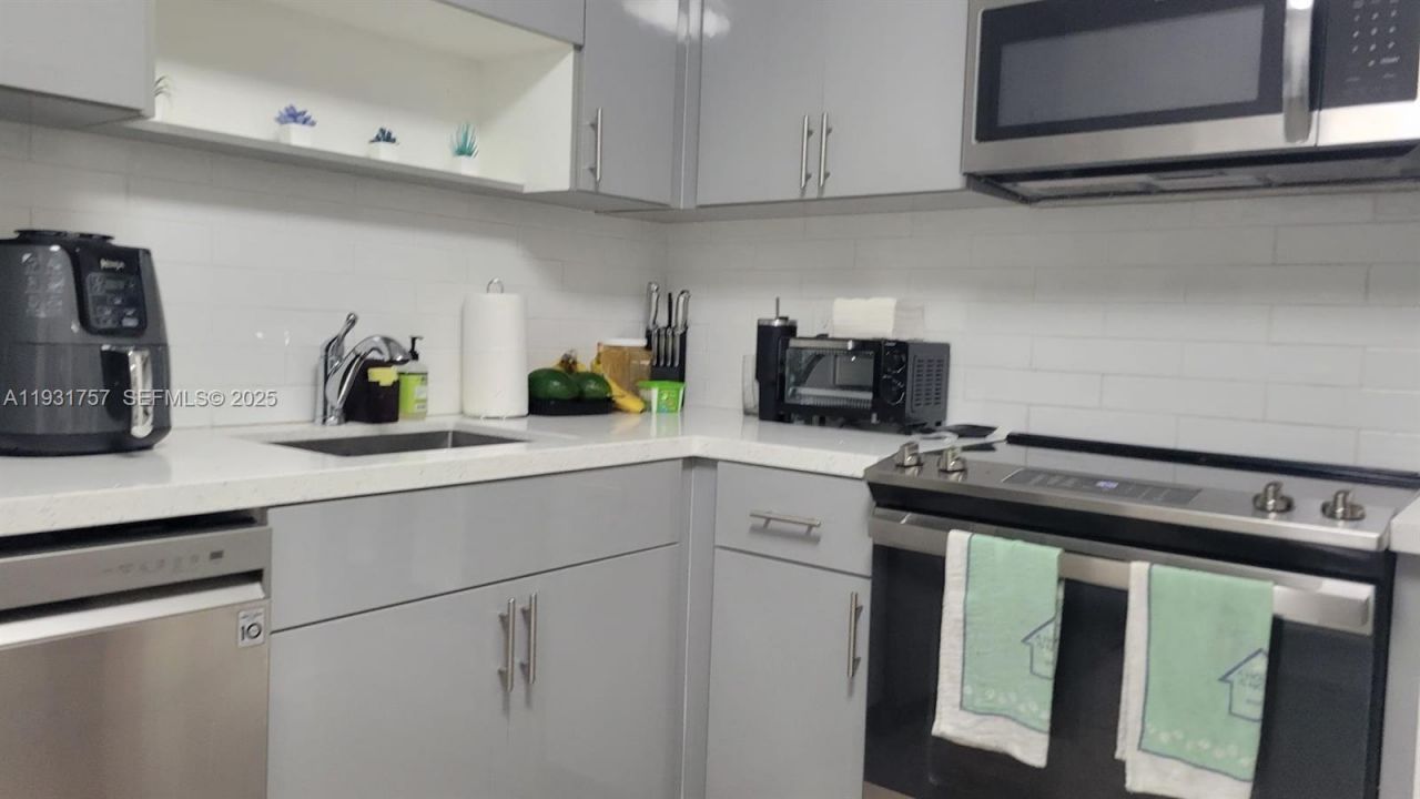 4158 Inverrary Dr, Unit 409, Lauderhill, FL 33319 Photo